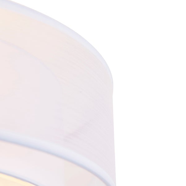 Nahaufnahme eines Lampenschirms aus weißem Stoff mit feiner horizontaler Struktur.