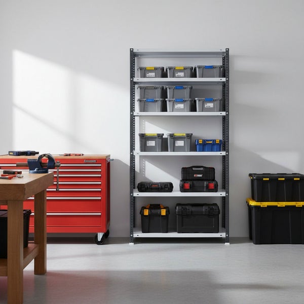 Helle, organisierte Werkstatt mit Metall-Schwerlastregal voller Kunststoff-Aufbewahrungsboxen, rotem Werkstattwagen und Holzwerkbank mit Schraubstock.