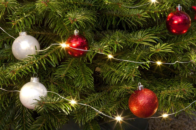 Weihnachtsbaum geschmückt mit Christbaumkugeln und Lichterkette