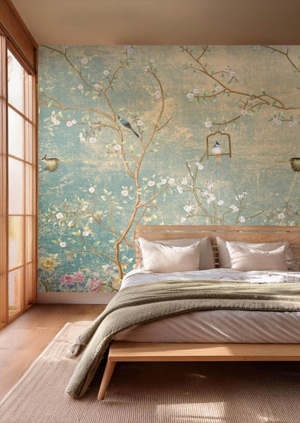 Schlafzimmer mit floraler Tapete, Holzbett und Tagesdecke