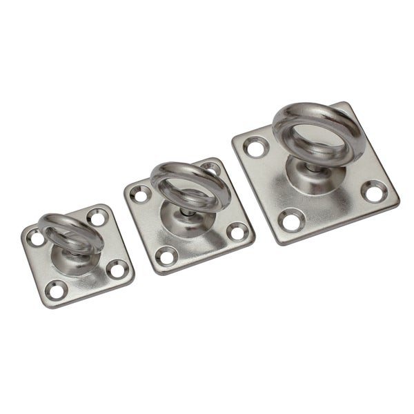 Drei quadratische Augplatten aus Edelstahl mit Ringen in verschiedenen Größen, jede mit vier vorgebohrten Montagelöchern.