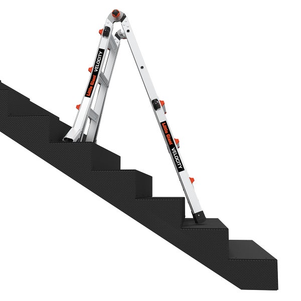 Little Giant Velocity Multifunktionsleiter aus Aluminium auf einer Treppe stehend für sicheres Arbeiten in der Höhe.