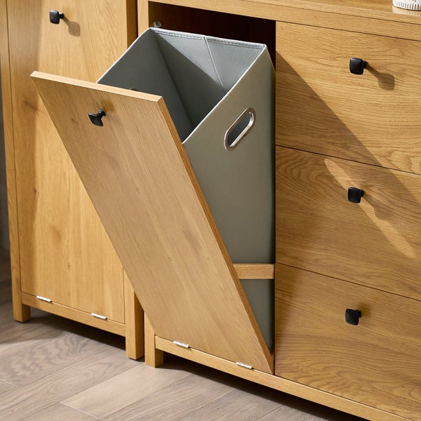 Holzschrank mit Wäschekorb