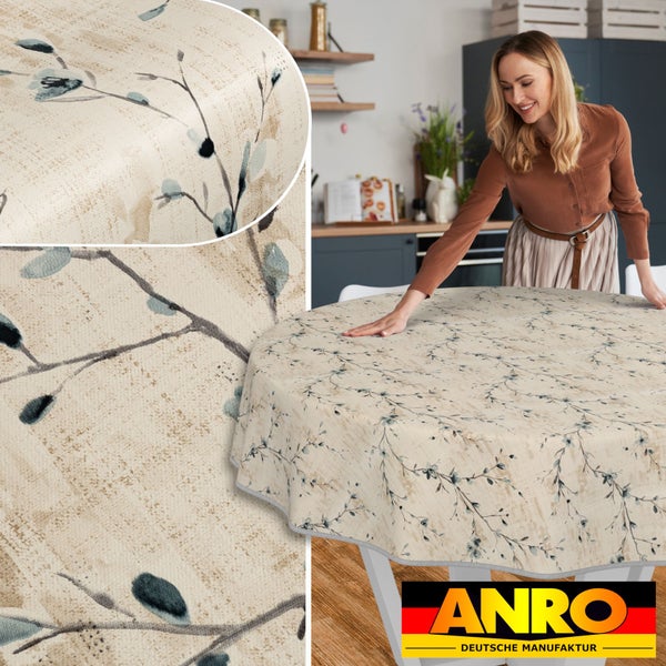 Runder Tisch mit floral gemusterter Tischdecke im Esszimmer