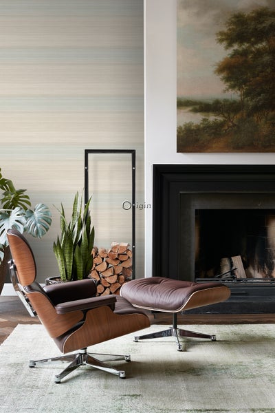 Wohnzimmer mit Sessel, Ottomane, Kamin und Dekoration