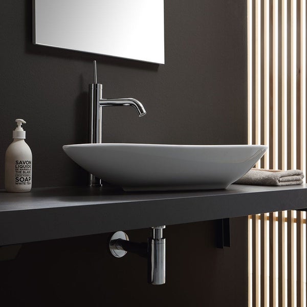 Modernes Badezimmer mit weißem ovalem Aufsatzwaschbecken aus Keramik auf einer Waschtischplatte und einer hohen Waschtischarmatur aus Chrom.