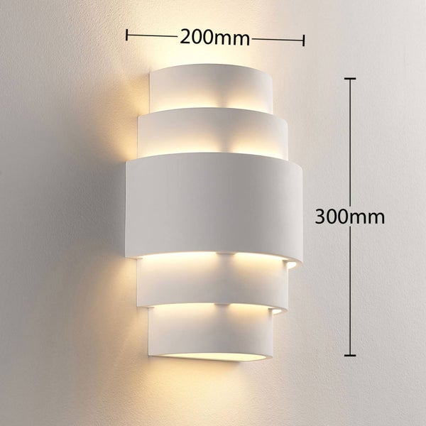 Moderne, mehrlagige Wandleuchte in Weiß mit einer Breite von 200 Millimetern und einer Höhe von 300 Millimetern.