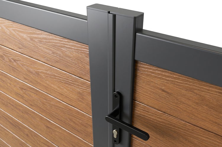Detailansicht eines Gartentors mit Paneelen in Holzoptik und einem anthrazitfarbenen Aluminiumrahmen mit schwarzem Türdrücker und Schloss.