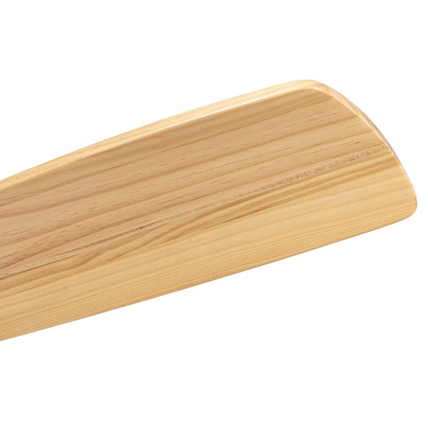 Deckenventilator-Flügel aus hellem Holz mit natürlicher Maserung.