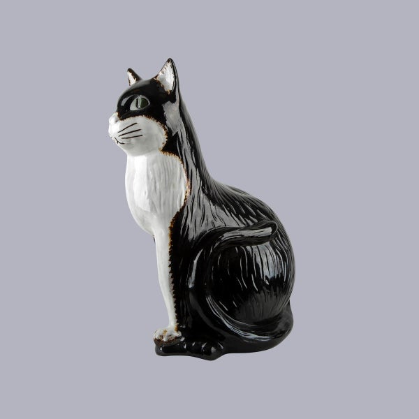 Dekofigur sitzende Katze mit glänzender Oberfläche in Schwarz und Weiß.