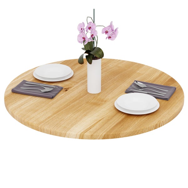 Runde Tischplatte aus Massivholz, fertig gedeckt für zwei Personen mit einer Orchidee in einer Vase.