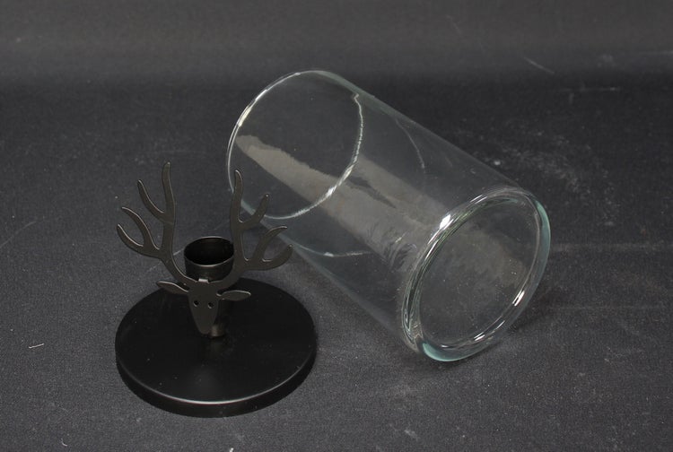Windlicht mit Hirschkopf-Kerzenhalter und Glaszylinder
