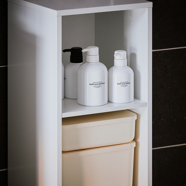 Weißes Regal mit weißen Kosmetikflaschen und Aufbewahrungsboxen