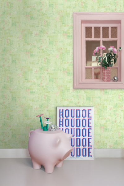 Innenraumszene mit gemusterter Tapete, dekorativer Fensterattrappe, Schweinhocker und einem Poster