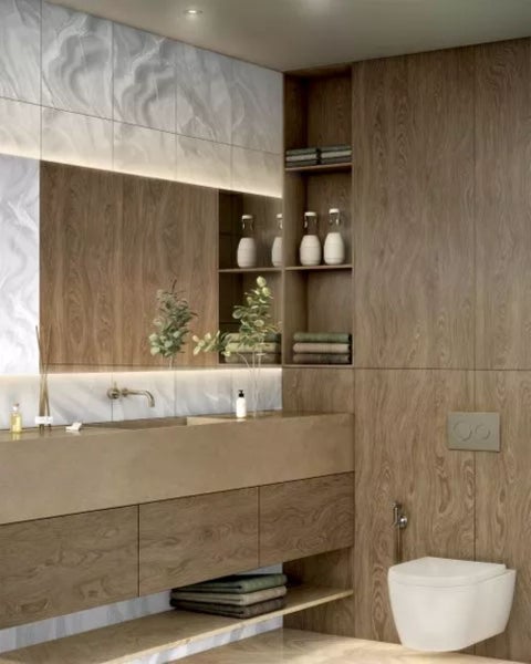 Modernes Badezimmer mit Waschtisch, Spiegel, Regalen und Toilette in Holzoptik und Marmoroptik.