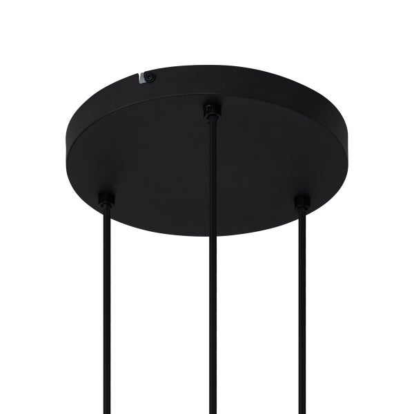 Detailaufnahme einer Deckenleuchte mit drei Aufhängungskabeln