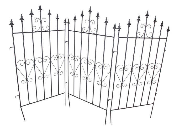 Dekorativer Gartenzaun mit Herzmotiven