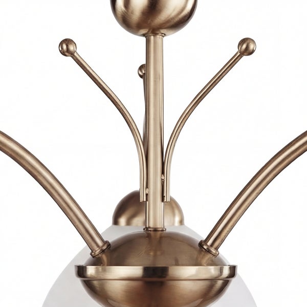 Detailansicht einer Deckenleuchte mit geschwungenen Armen und Glaskuppeln.