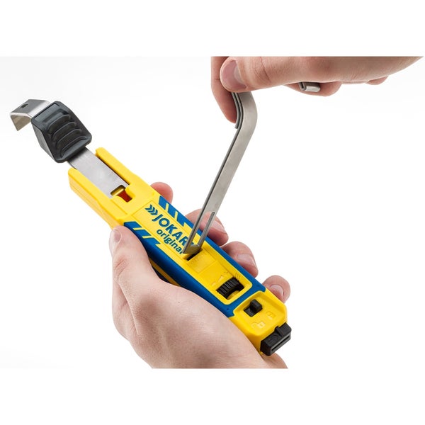 Ein gelb-blauer Jokari Entmanteler wird in der Anwendung gezeigt, wobei die Einstellung des Metallbügels demonstriert wird.