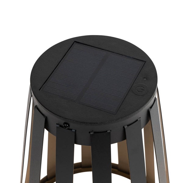 Nahaufnahme der Oberseite einer Solargartenleuchte mit integriertem Solarpanel und Ein- und Ausschalter.