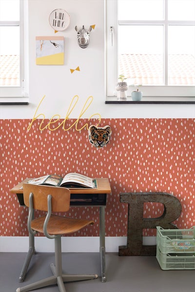 Dekoratives Kinderzimmer mit Schreibtisch, Stuhl und Wanddekoration
