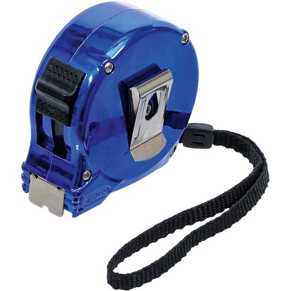 Heller Wohnraum mit Holzboden, Esstisch und Fernseher