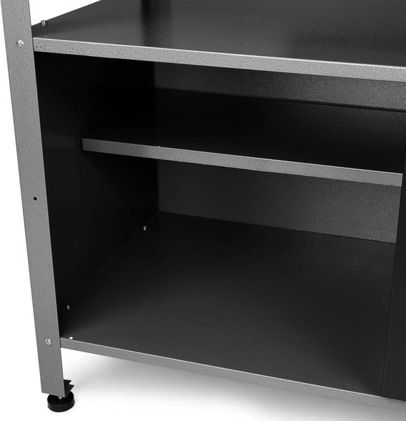 Detailansicht eines Metallregals mit mehreren Ablageflächen zur Lagerung