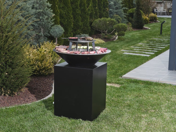 The Favilla FUEGO SCHWARZ Feuerschale mit Grillring – Design-Grill mit 3 Temperaturzonen Ø 85 cm – Feuerstelle Outdoor mit Zubehör – Schwarz pulverbeschichtet inkl. Grillrost & Abdeckhaube