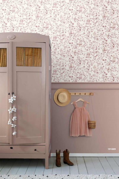 Kinderzimmer mit Tapete mit Blumenmuster und Hasenmotiven über einer Wandtäfelung, neben einem Kleiderschrank.