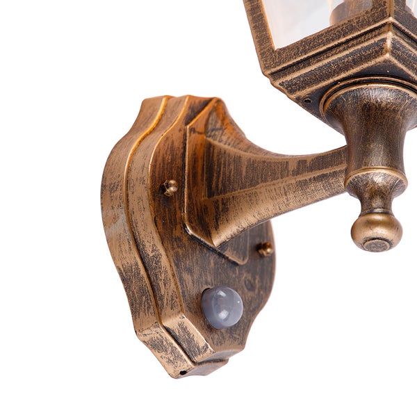 Detailansicht der Wandhalterung einer Außenwandleuchte im Laternenstil mit Bewegungssensor, Metall in Gold-Antik.