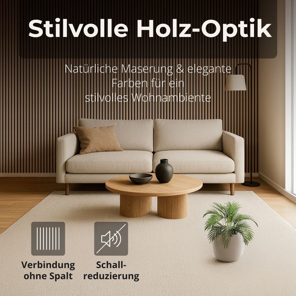 Wandpaneele in Holzoptik im Wohnzimmer, schallreduzierend, spaltfreie Verbindung, natürliche Maserung, mit Sofa und Holztisch.
