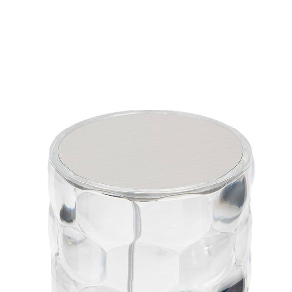 Nahaufnahme einer Leuchte mit klarem, strukturiertem Gehäuse und flacher, silberner Oberseite.