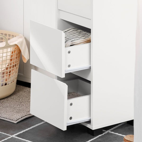 Detailansicht eines weißen Badezimmerschranks mit zwei offenen Schubladen, gefüllt mit Textilien.