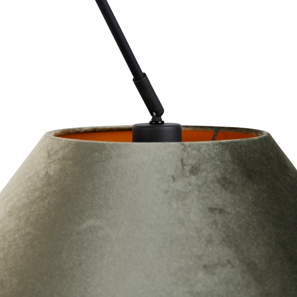 Nahaufnahme eines grauen, strukturierten Lampenschirms mit schwarzer Halterung und orangefarbener Innenseite.