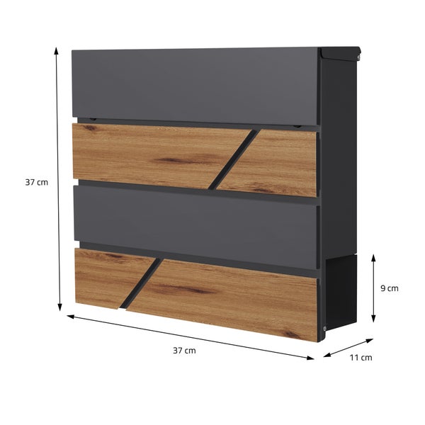 Ausstellungsraum mit verschiedenen Teppichen und Sitzgelegenheiten sowie Surya Logo.