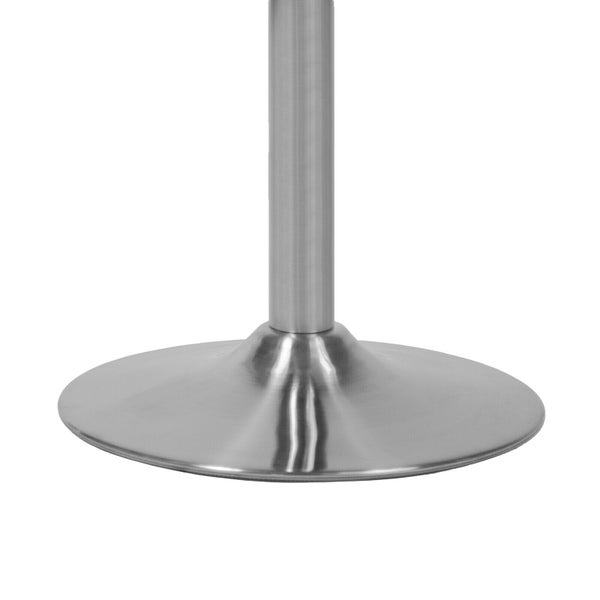 Detailaufnahme des Fußes eines Barhockers aus Metall