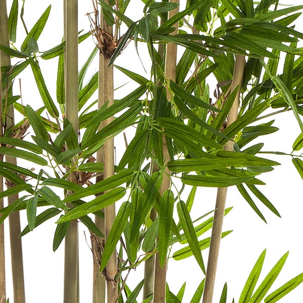 Künstliche Bambuspflanze mit grünen Blättern und naturgetreuen Halmen.