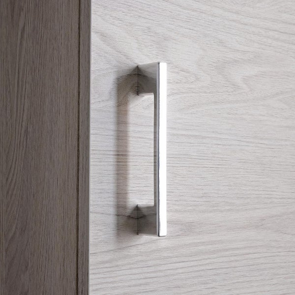 Moderner, eckiger Möbelgriff aus Metall an einer Schranktür mit Holzstruktur.
