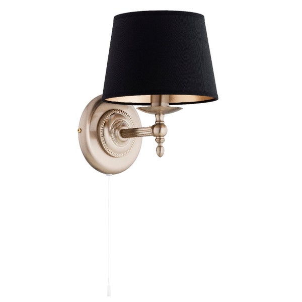 Wandleuchte mit Stoffschirm und Zugschalter in klassischem Design