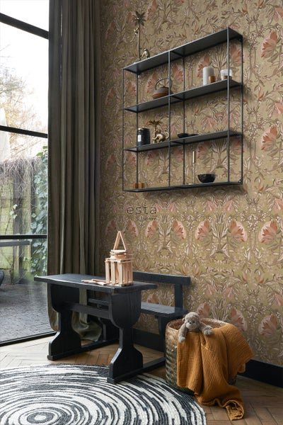 Einrichtungsbeispiel mit gemusterter Tapete, Regal, Tisch und dekorativen Elementen für ein wohnliches Ambiente.