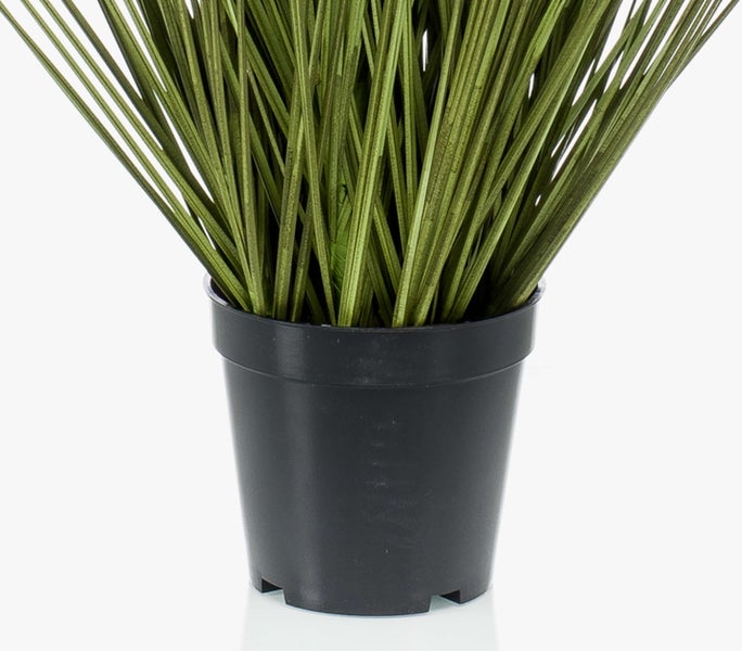 Künstliche Bambuspflanze mit naturgetreuen Halmen und grünen Blättern in einem schwarzen Topf.