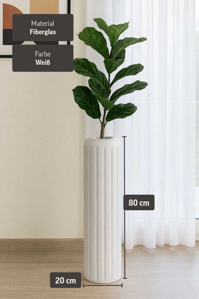 Hohe, weiße Bodenvase aus Fiberglas mit geriffelter Struktur, Höhe 80 Zentimeter, Breite 20 Zentimeter, mit grüner Pflanze in hellem Raum.