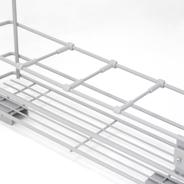 Nahaufnahme eines grauen Drahtkorbs aus Metall für die Küchenorganisation mit Trennstäben.