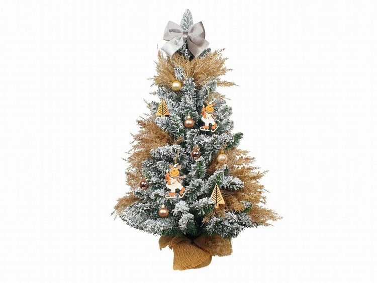 Künstlicher Weihnachtsbaum mit Schnee, Dekoration und Jutesack als Weihnachtsdekoration.