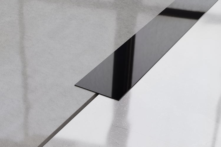 Detailansicht einer Duschrinne mit Abdeckung im Badezimmer.