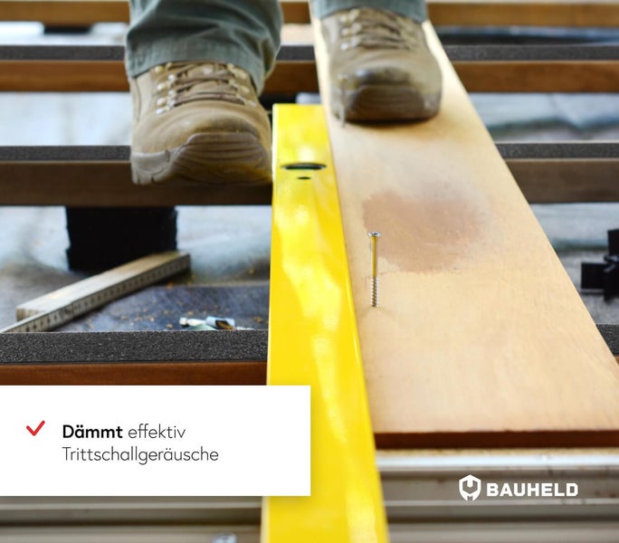 Aufbau einer Terrasse mit Terrassendielen, Trittschalldämmung, Wasserwaage und Schraube.