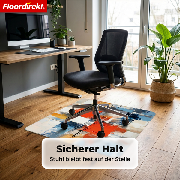 Bürostuhl auf einer gemusterten Bodenschutzmatte vor einem höhenverstellbaren Schreibtisch in einem hellen Büro. Floordirekt Logo.