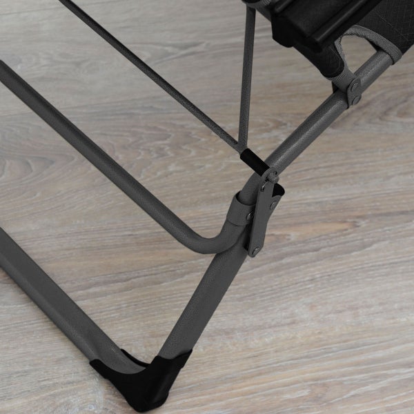 Detailansicht des Metallgestells eines Hockers