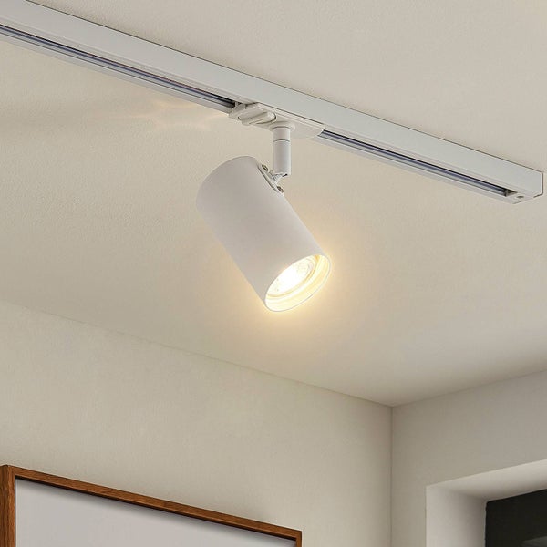 Weißer zylindrischer Strahler für Schienensystem, an der Decke montiert und eingeschaltet.