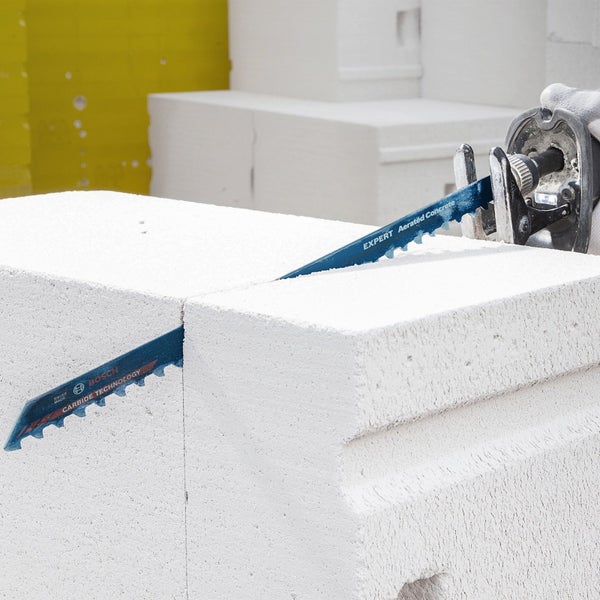 BOSCH Säbelsägeblatt Expert Aerated Concrete im Einsatz zum Schneiden von Porenbetonsteinen